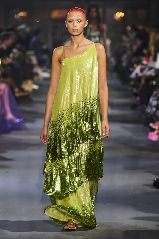 عرض أزياء مجموعة Valentino لربيع وصيف 2022 من أسبوع الموضة في باريس