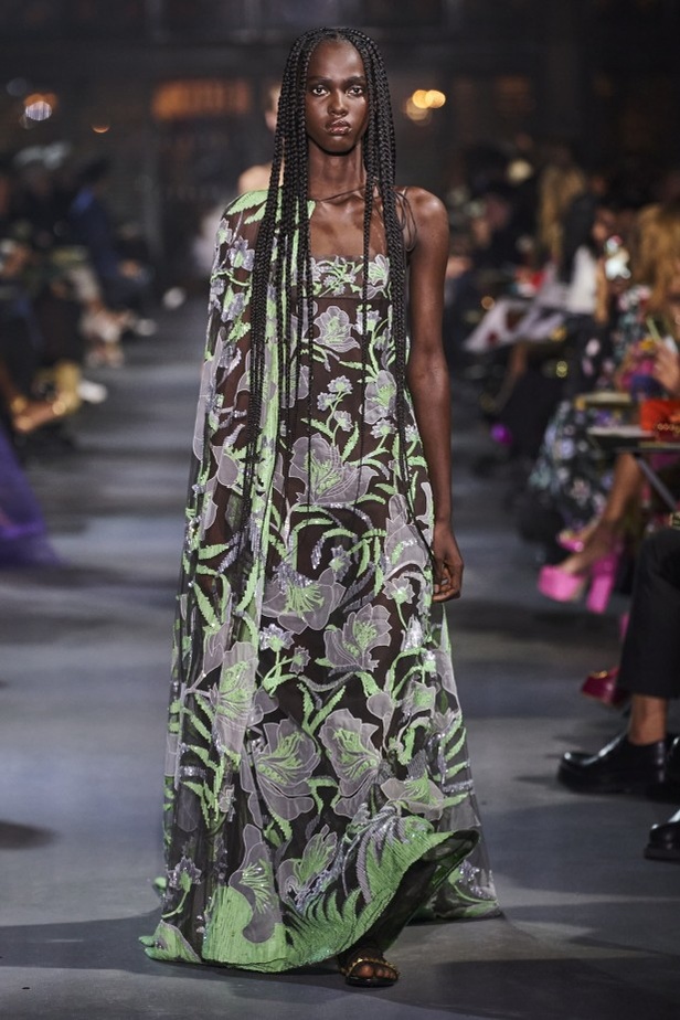 عرض أزياء مجموعة Valentino لربيع وصيف 2022 من أسبوع الموضة في باريس