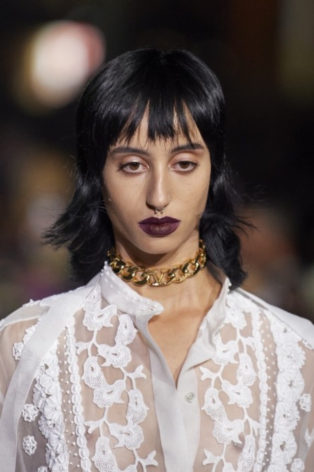 عرض أزياء مجموعة Valentino لربيع وصيف 2022 من أسبوع الموضة في باريس