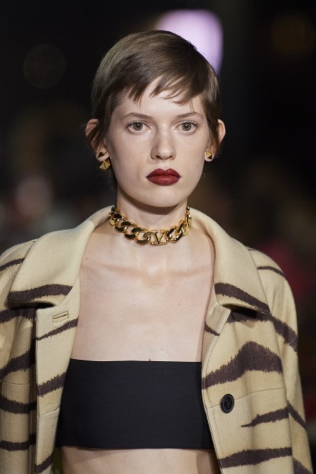 عرض أزياء مجموعة Valentino لربيع وصيف 2022 من أسبوع الموضة في باريس