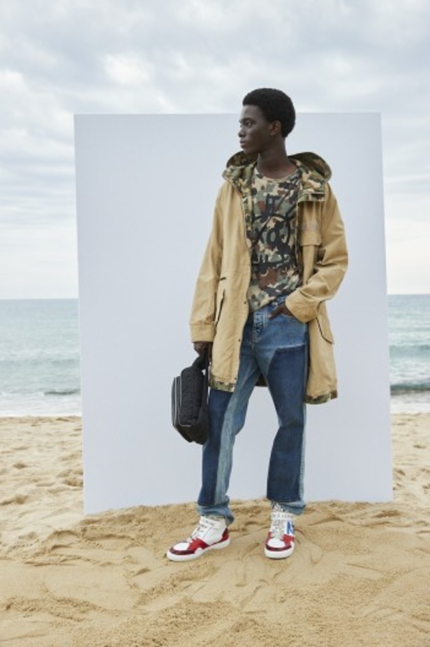 عرض أزياء مجموعة Zadig & Voltaire لربيع وصيف 2022 من أسبوع الموضة في باريس