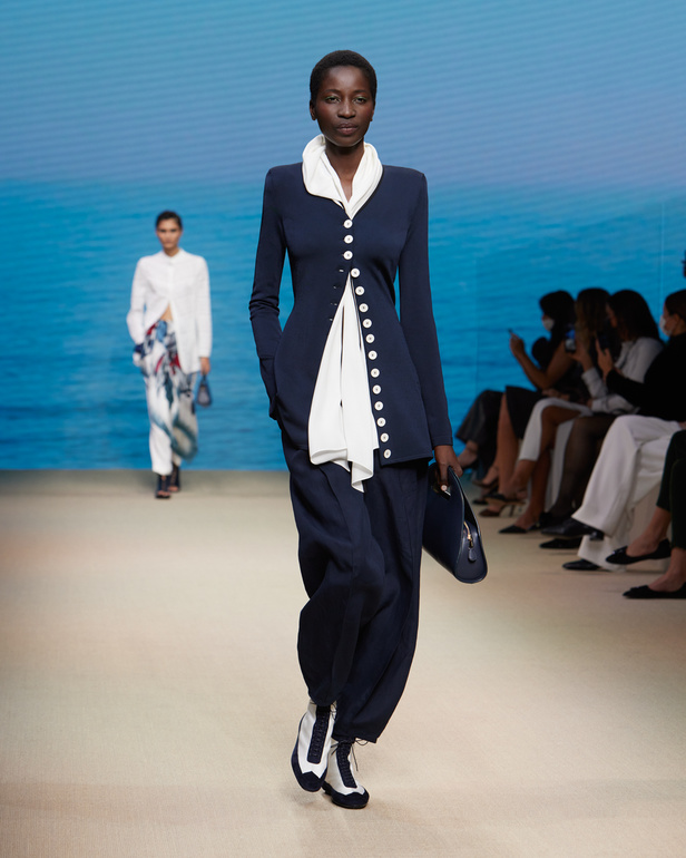 مجموعةGIORGIO ARMANI  لربيع 2022 مزيج بين الجرأة والحرية