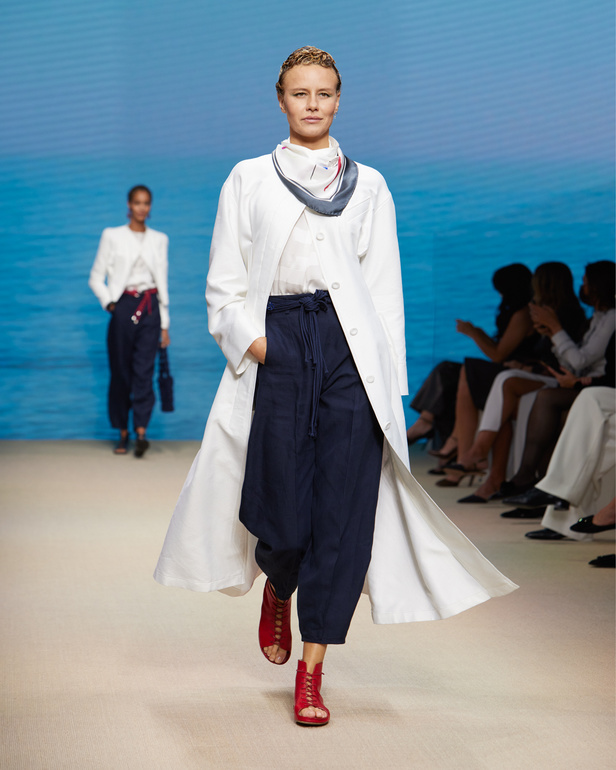 مجموعةGIORGIO ARMANI  لربيع 2022 مزيج بين الجرأة والحرية