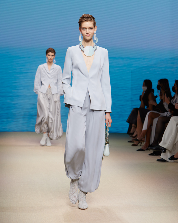 مجموعةGIORGIO ARMANI  لربيع 2022 مزيج بين الجرأة والحرية