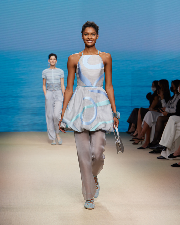 مجموعةGIORGIO ARMANI  لربيع 2022 مزيج بين الجرأة والحرية