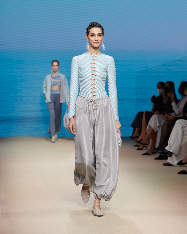 مجموعةGIORGIO ARMANI  لربيع 2022 مزيج بين الجرأة والحرية