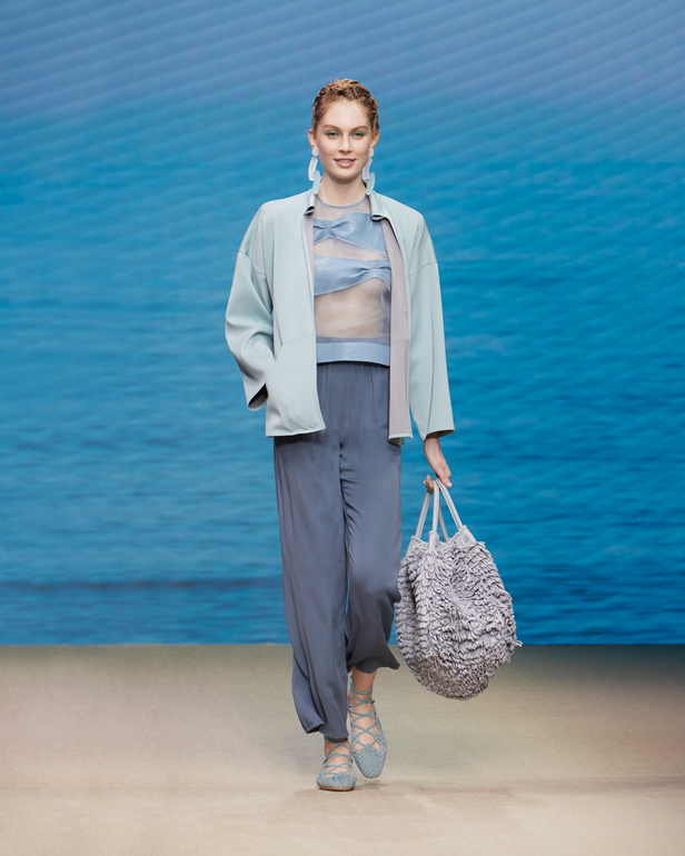 مجموعةGIORGIO ARMANI  لربيع 2022 مزيج بين الجرأة والحرية