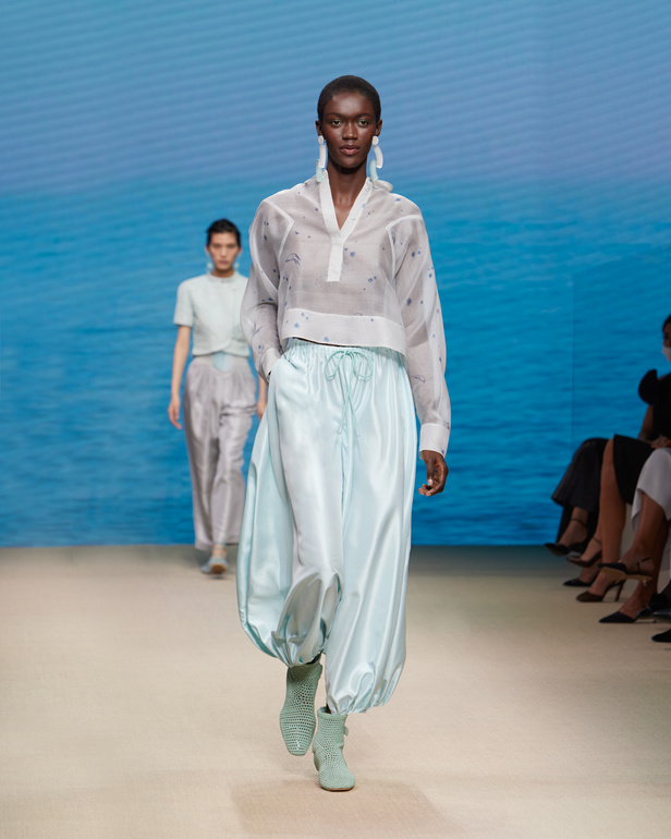 مجموعةGIORGIO ARMANI  لربيع 2022 مزيج بين الجرأة والحرية