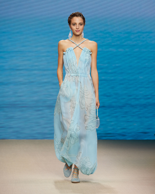 مجموعةGIORGIO ARMANI  لربيع 2022 مزيج بين الجرأة والحرية