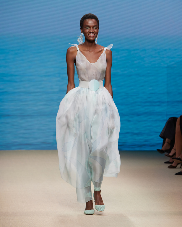 مجموعةGIORGIO ARMANI  لربيع 2022 مزيج بين الجرأة والحرية