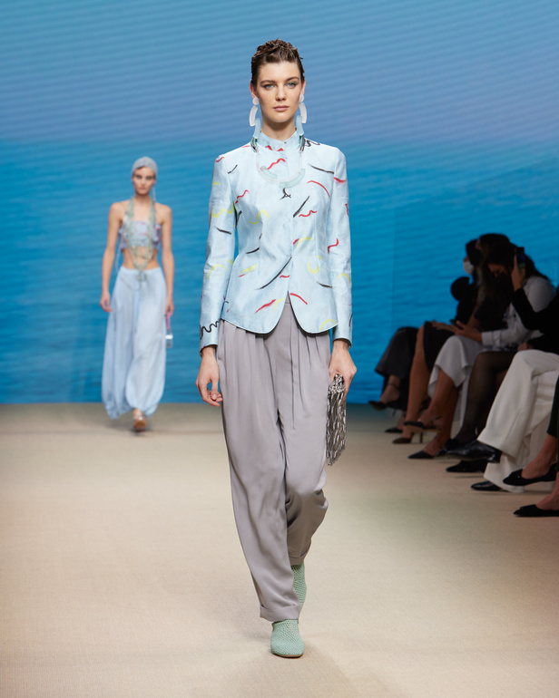 مجموعةGIORGIO ARMANI  لربيع 2022 مزيج بين الجرأة والحرية