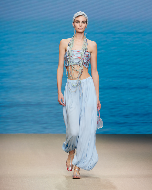 مجموعةGIORGIO ARMANI  لربيع 2022 مزيج بين الجرأة والحرية