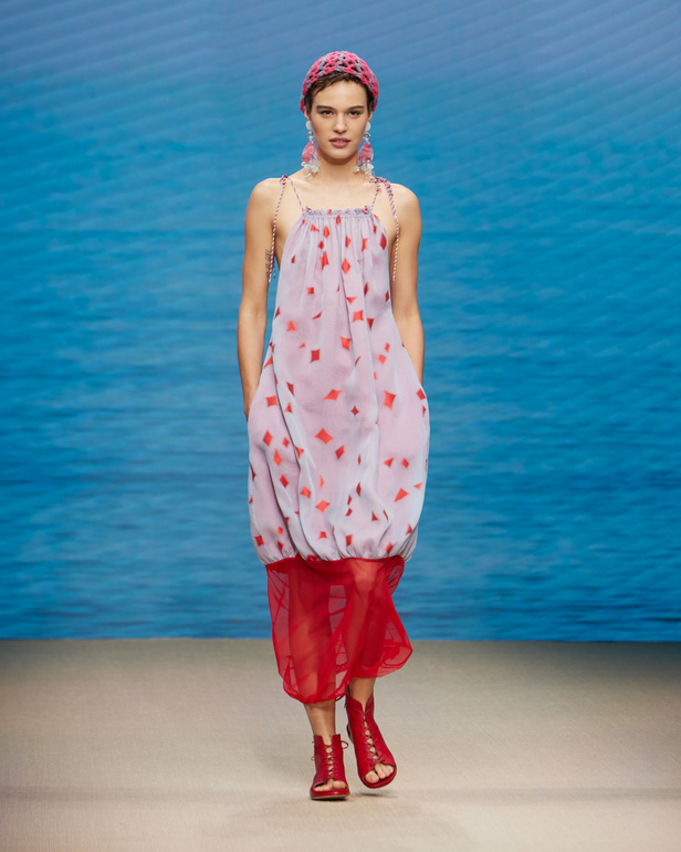 مجموعةGIORGIO ARMANI  لربيع 2022 مزيج بين الجرأة والحرية