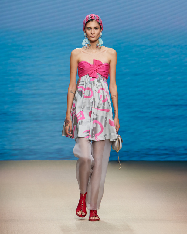 مجموعةGIORGIO ARMANI  لربيع 2022 مزيج بين الجرأة والحرية