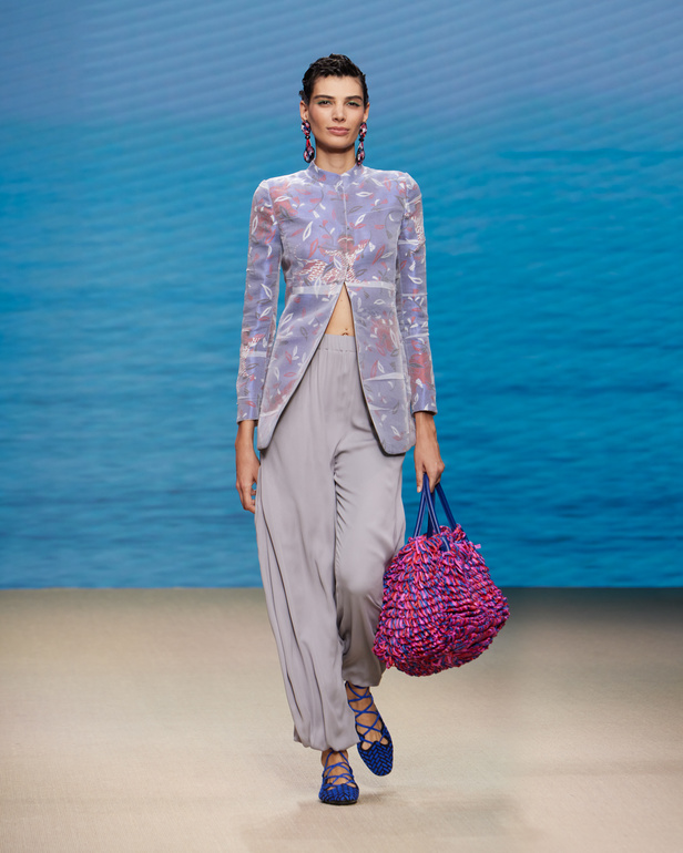 مجموعةGIORGIO ARMANI  لربيع 2022 مزيج بين الجرأة والحرية
