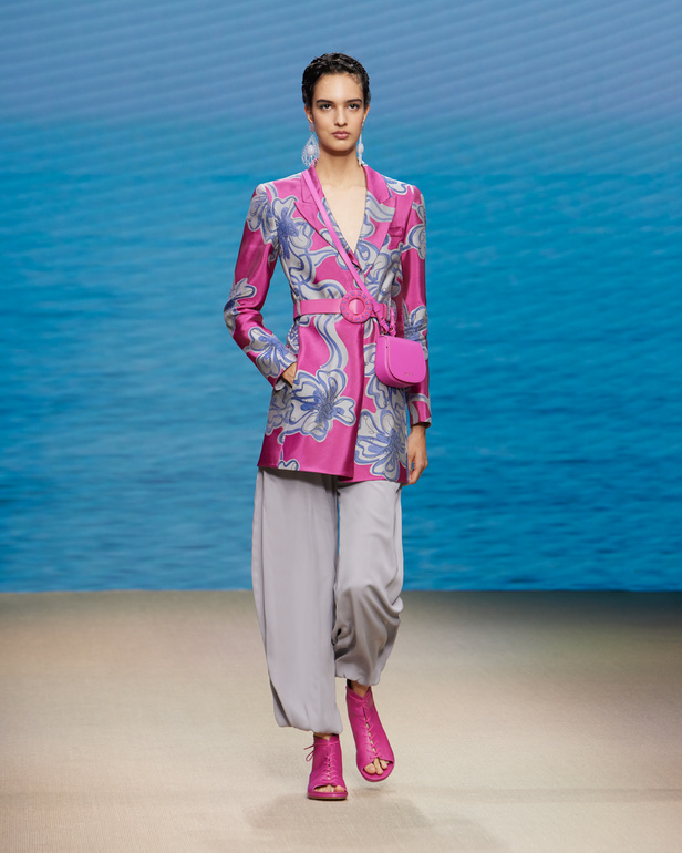 مجموعةGIORGIO ARMANI  لربيع 2022 مزيج بين الجرأة والحرية