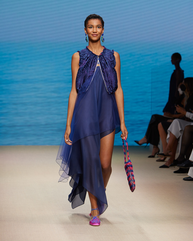 مجموعةGIORGIO ARMANI  لربيع 2022 مزيج بين الجرأة والحرية