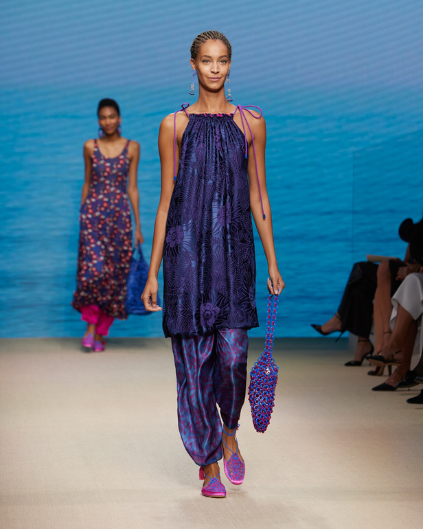مجموعةGIORGIO ARMANI  لربيع 2022 مزيج بين الجرأة والحرية