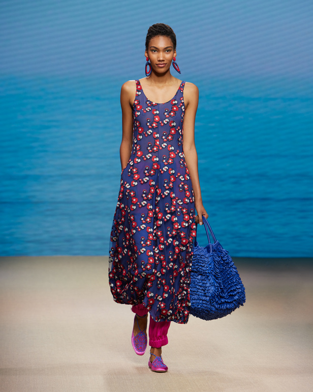 مجموعةGIORGIO ARMANI  لربيع 2022 مزيج بين الجرأة والحرية