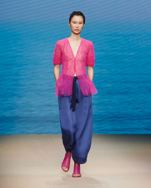 مجموعةGIORGIO ARMANI  لربيع 2022 مزيج بين الجرأة والحرية