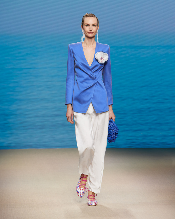 مجموعةGIORGIO ARMANI  لربيع 2022 مزيج بين الجرأة والحرية