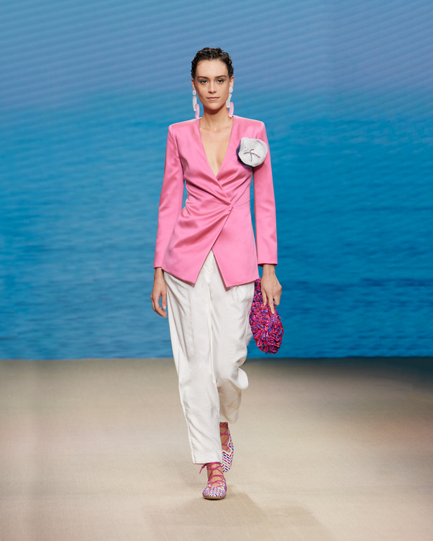 مجموعةGIORGIO ARMANI  لربيع 2022 مزيج بين الجرأة والحرية
