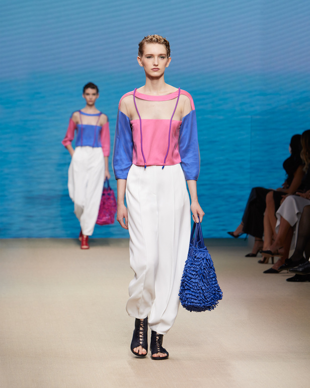 مجموعةGIORGIO ARMANI  لربيع 2022 مزيج بين الجرأة والحرية