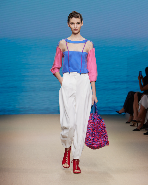 مجموعةGIORGIO ARMANI  لربيع 2022 مزيج بين الجرأة والحرية