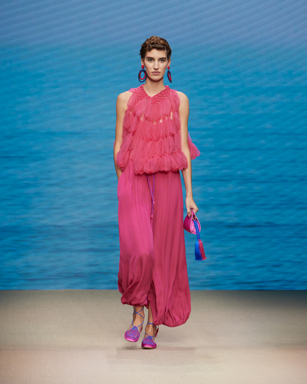 مجموعةGIORGIO ARMANI  لربيع 2022 مزيج بين الجرأة والحرية