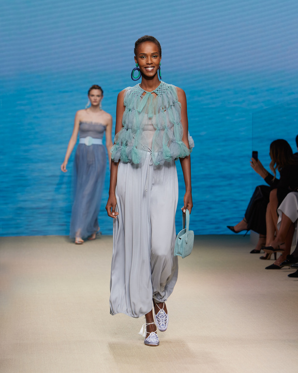 مجموعةGIORGIO ARMANI  لربيع 2022 مزيج بين الجرأة والحرية