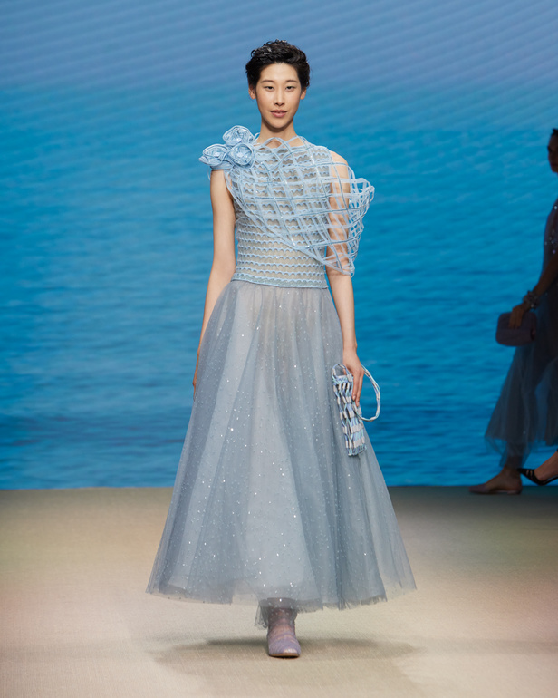 مجموعةGIORGIO ARMANI  لربيع 2022 مزيج بين الجرأة والحرية