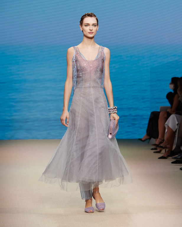 مجموعةGIORGIO ARMANI  لربيع 2022 مزيج بين الجرأة والحرية