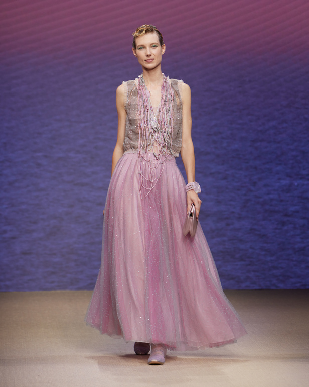 مجموعةGIORGIO ARMANI  لربيع 2022 مزيج بين الجرأة والحرية