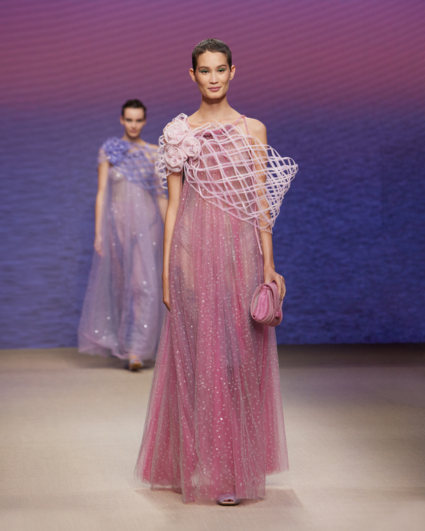 مجموعةGIORGIO ARMANI  لربيع 2022 مزيج بين الجرأة والحرية