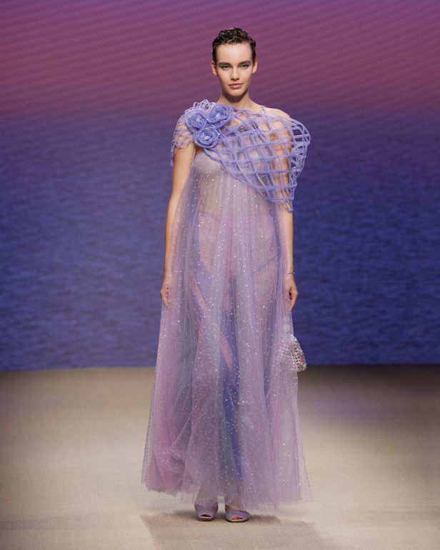 مجموعةGIORGIO ARMANI  لربيع 2022 مزيج بين الجرأة والحرية