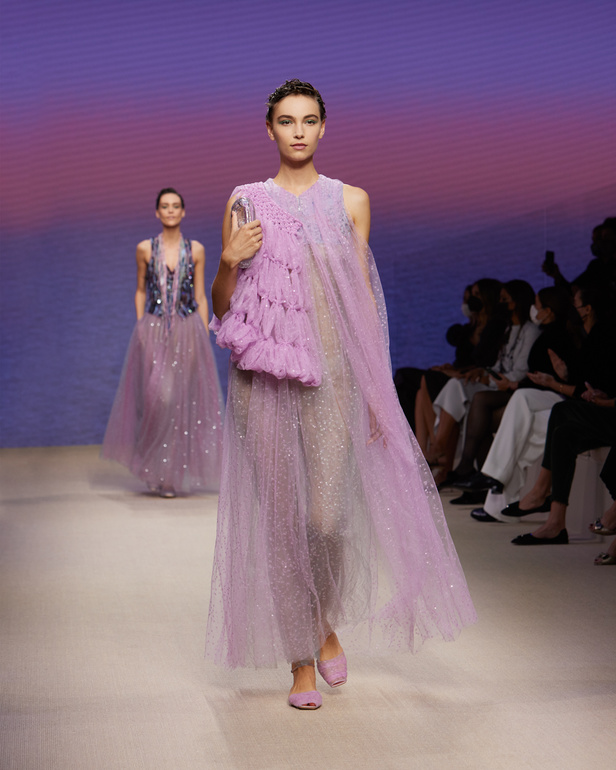 مجموعةGIORGIO ARMANI  لربيع 2022 مزيج بين الجرأة والحرية