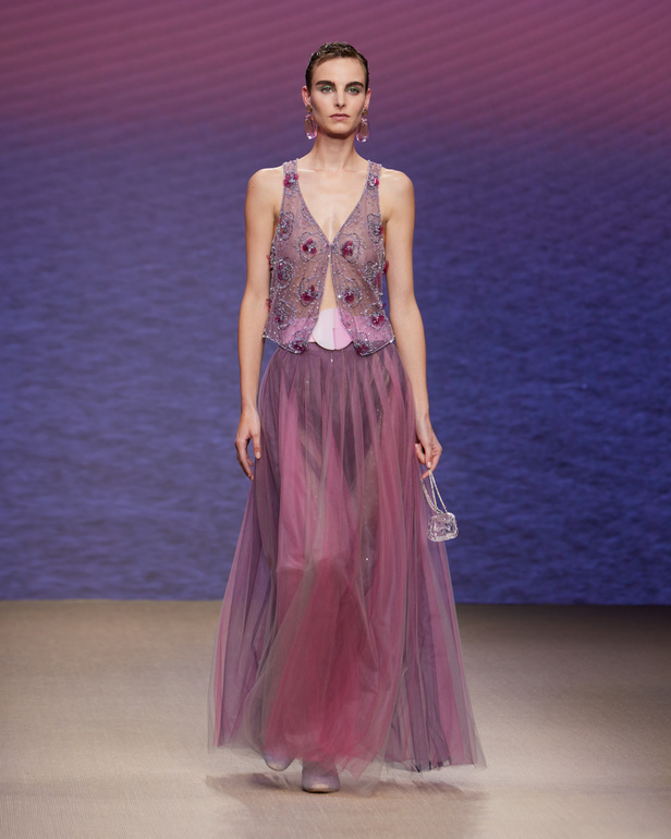 مجموعةGIORGIO ARMANI  لربيع 2022 مزيج بين الجرأة والحرية