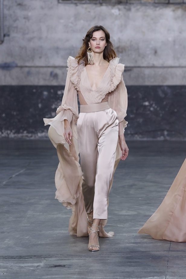 بوحي من الحضارة اليونانية.. جمالية لا توصف في فساتين المصمم جورج شقرا