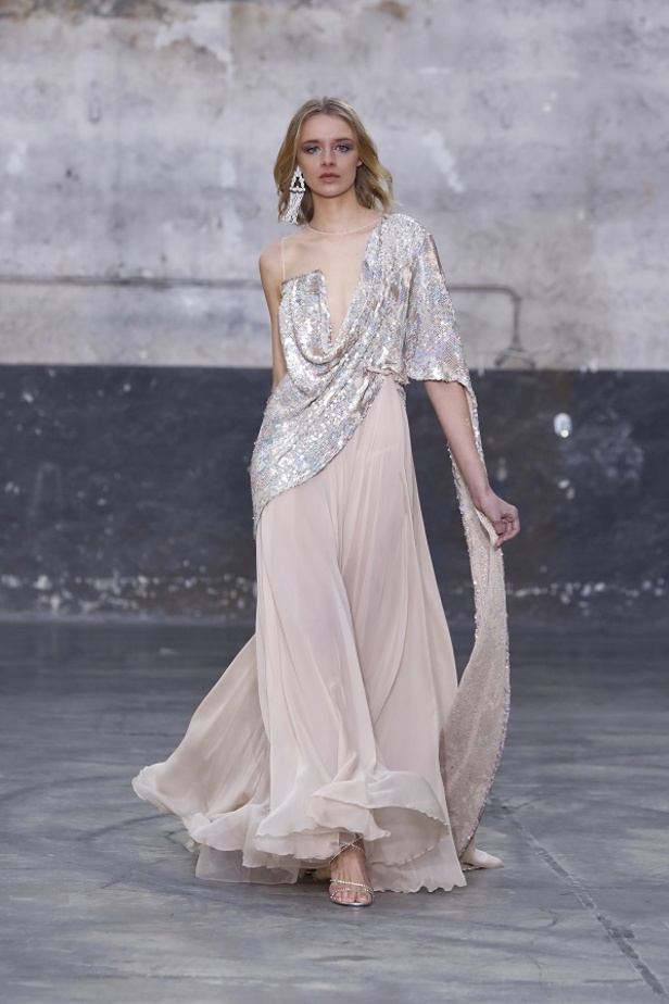 بوحي من الحضارة اليونانية.. جمالية لا توصف في فساتين المصمم جورج شقرا