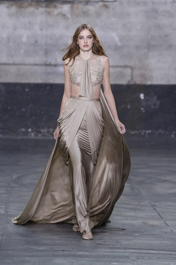 بوحي من الحضارة اليونانية.. جمالية لا توصف في فساتين المصمم جورج شقرا