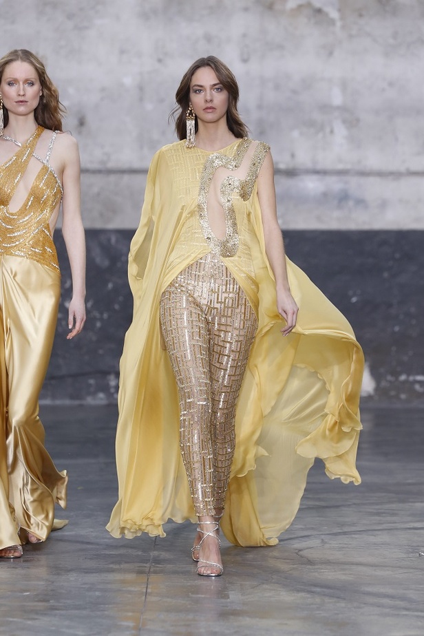 بوحي من الحضارة اليونانية.. جمالية لا توصف في فساتين المصمم جورج شقرا