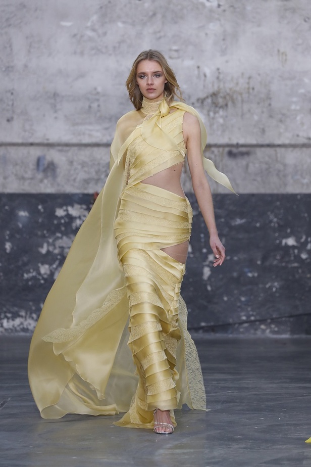 بوحي من الحضارة اليونانية.. جمالية لا توصف في فساتين المصمم جورج شقرا