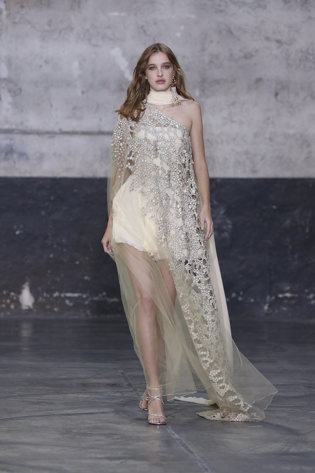 بوحي من الحضارة اليونانية.. جمالية لا توصف في فساتين المصمم جورج شقرا