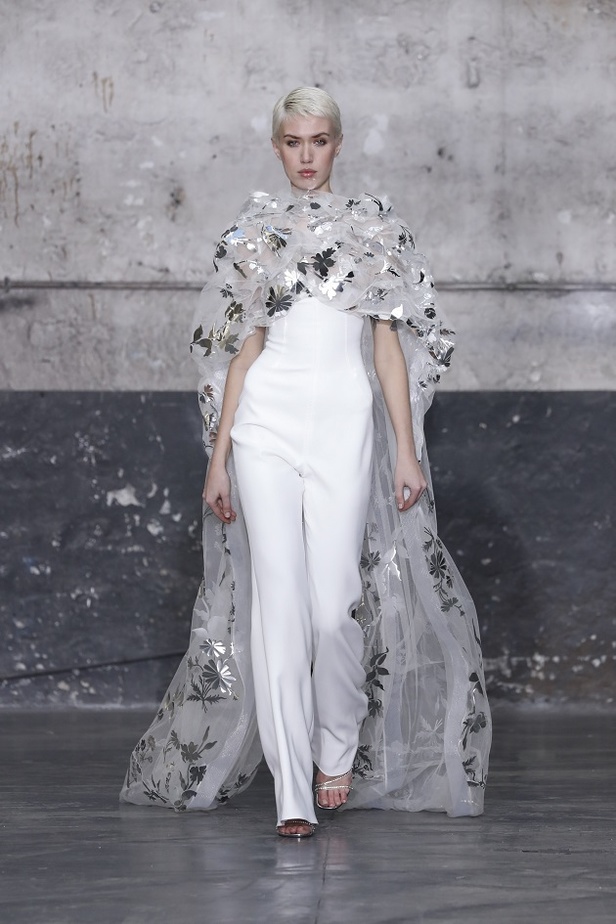 بوحي من الحضارة اليونانية.. جمالية لا توصف في فساتين المصمم جورج شقرا