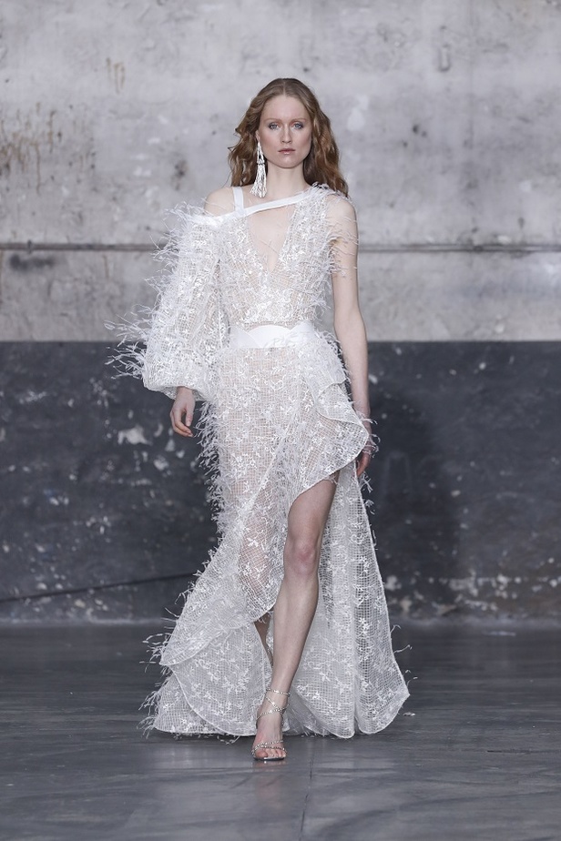 بوحي من الحضارة اليونانية.. جمالية لا توصف في فساتين المصمم جورج شقرا