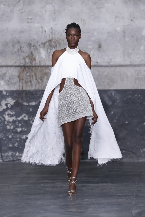 بوحي من الحضارة اليونانية.. جمالية لا توصف في فساتين المصمم جورج شقرا