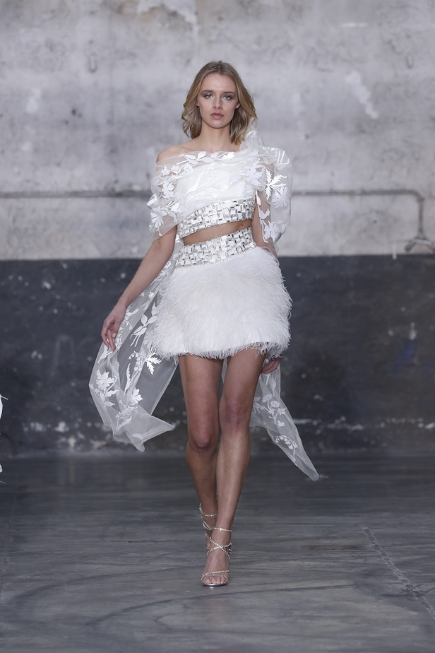 بوحي من الحضارة اليونانية.. جمالية لا توصف في فساتين المصمم جورج شقرا