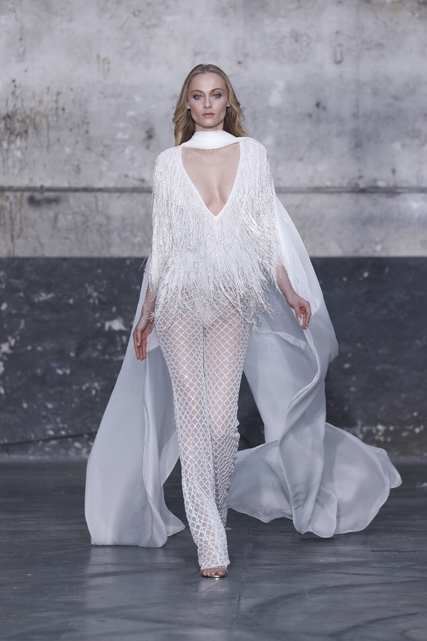 بوحي من الحضارة اليونانية.. جمالية لا توصف في فساتين المصمم جورج شقرا