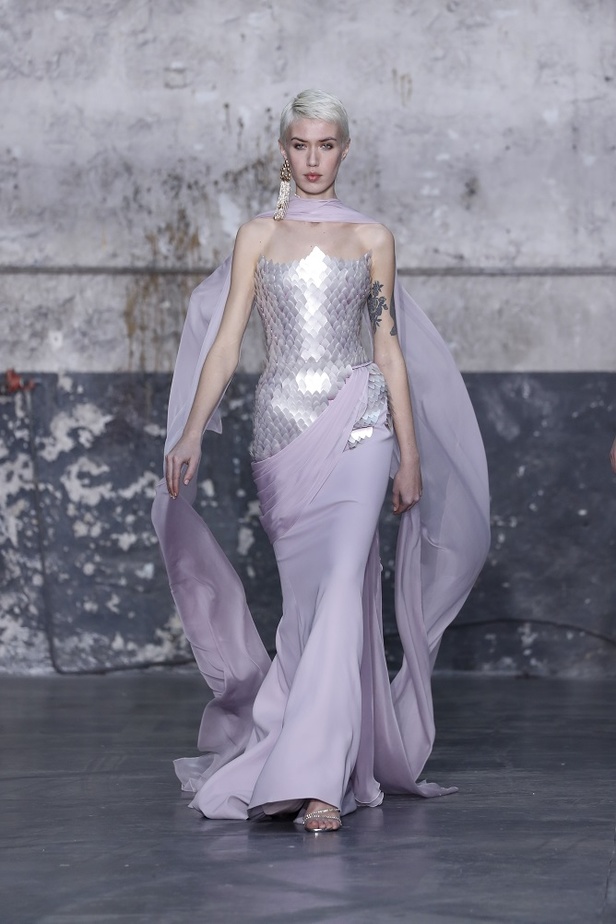 بوحي من الحضارة اليونانية.. جمالية لا توصف في فساتين المصمم جورج شقرا