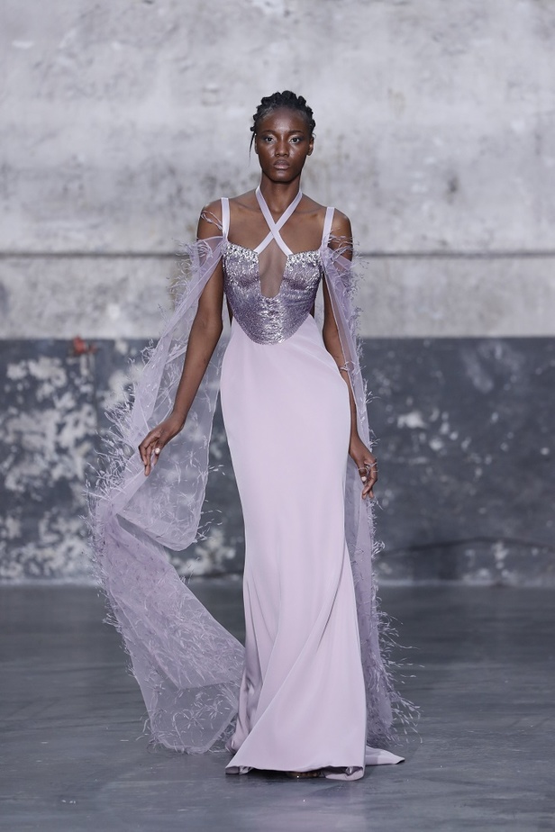 بوحي من الحضارة اليونانية.. جمالية لا توصف في فساتين المصمم جورج شقرا